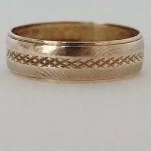10k diamond cut gold wedding band, size 5.5